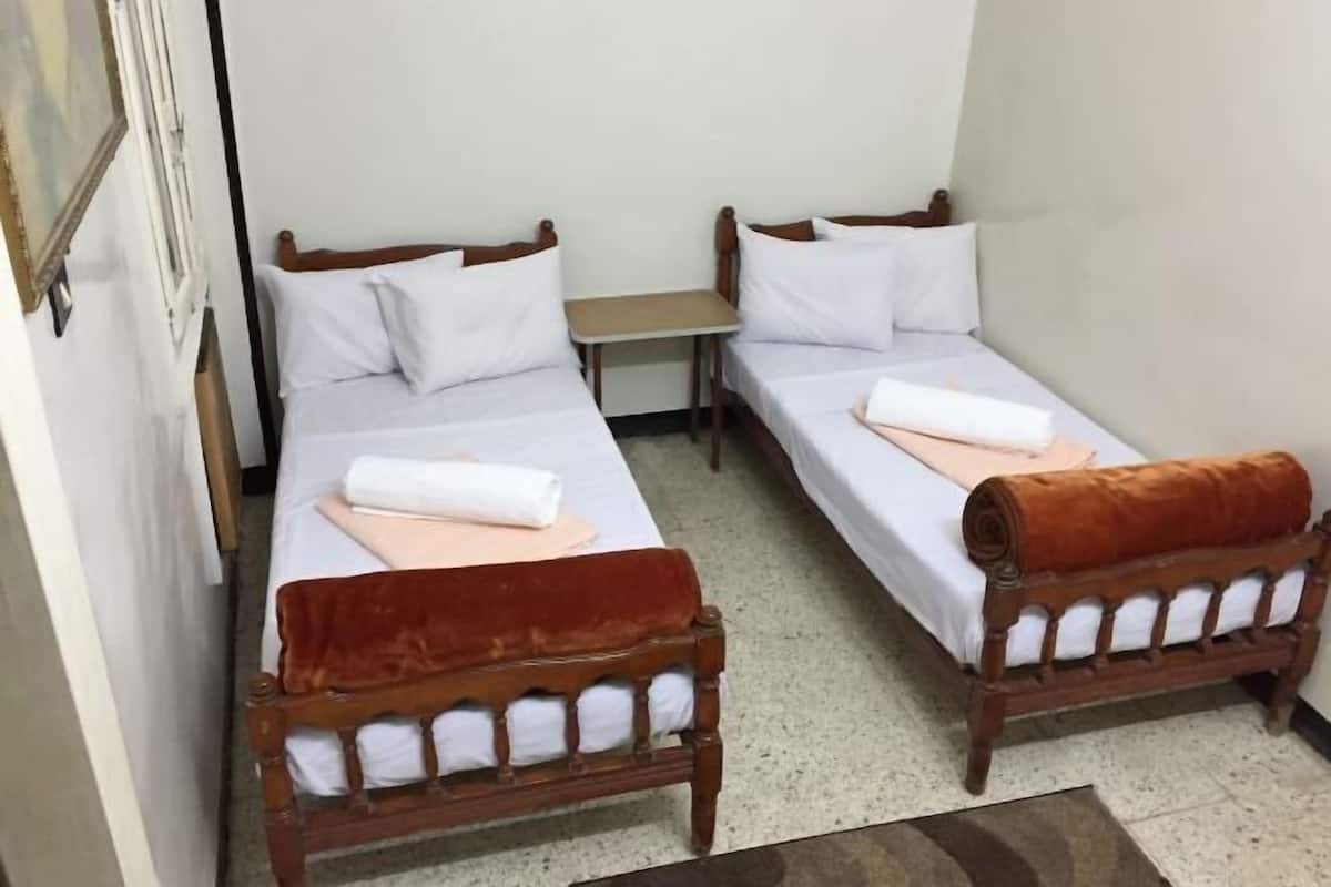 Minibar, individuell inredning, skrivbord och arbetsyta för laptop