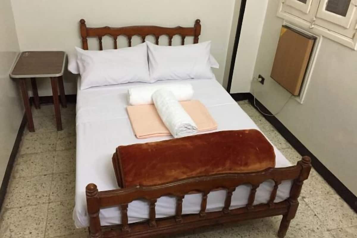 Minibar, individuell inredning, skrivbord och arbetsyta för laptop