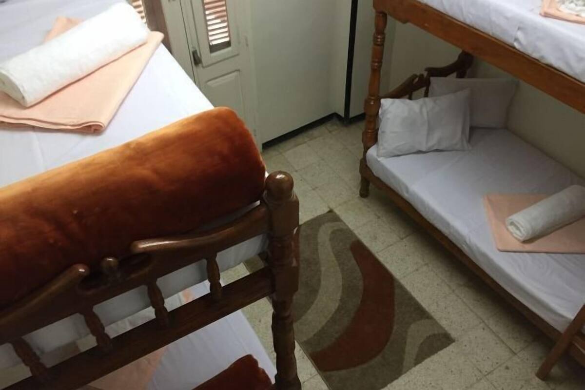 Minibar, individuell inredning, skrivbord och arbetsyta för laptop