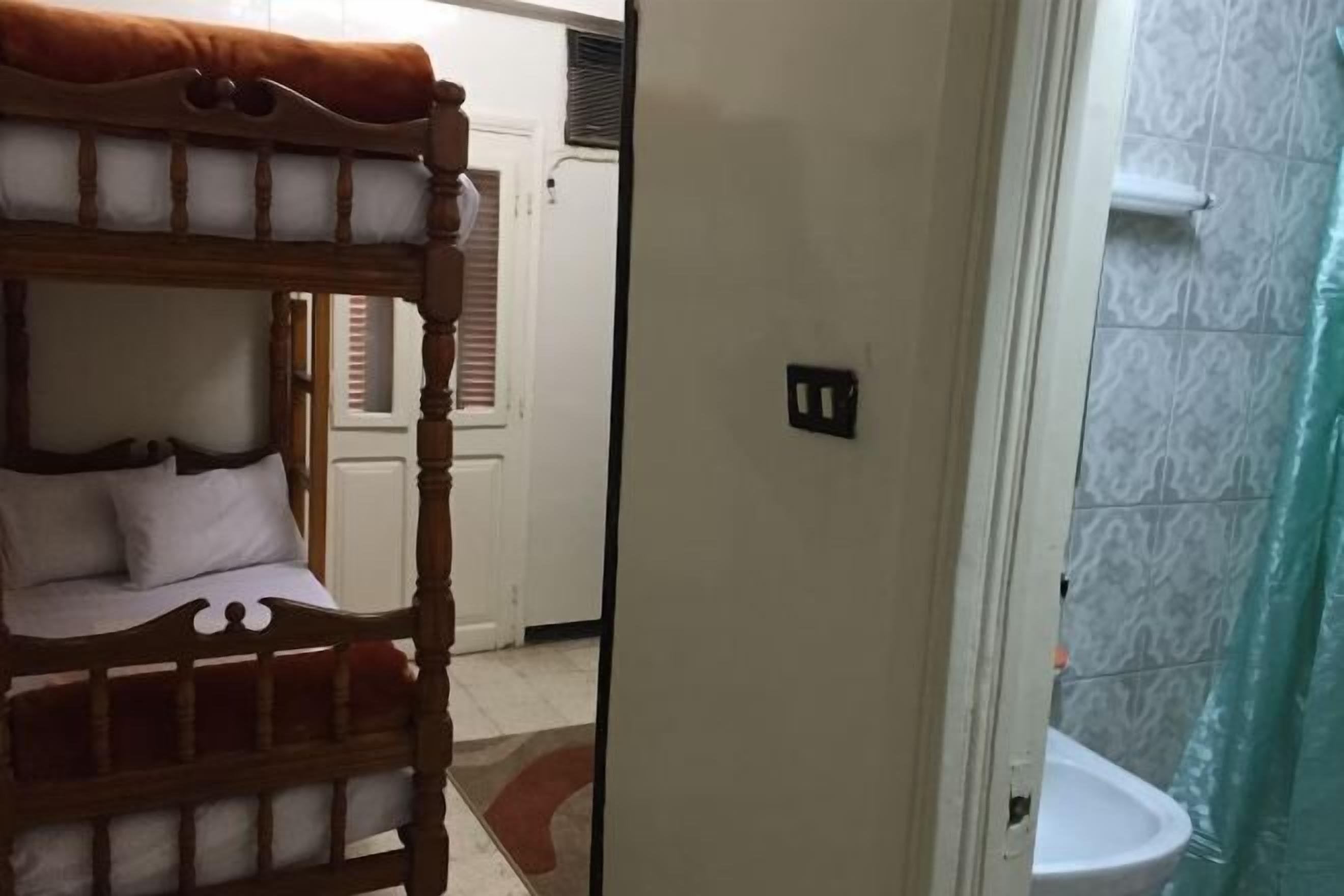 Bathroom | Combined shower/bathtub, free toiletries, hair dryer, towels