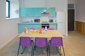 Shared fridge, microwave, oven, stovetop - Canolfan Y Fron - Hostel (Caernarfon)