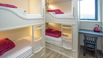 Habitación cuádruple, vista a la montaña | Caja de seguridad en la habitación, insonorización y wifi gratis