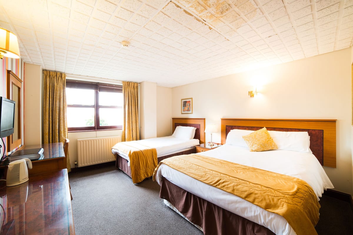 Standard-Dreibettzimmer, Mehrere Betten | Bügeleisen/Bügelbrett, WLAN, Bettwäsche