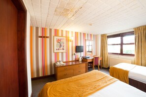 Habitación triple estándar, varias camas | Tabla de planchar con plancha, wifi, ropa de cama