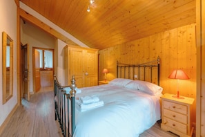 4 bedrooms, in-room safe, iron/ironing board, travel crib