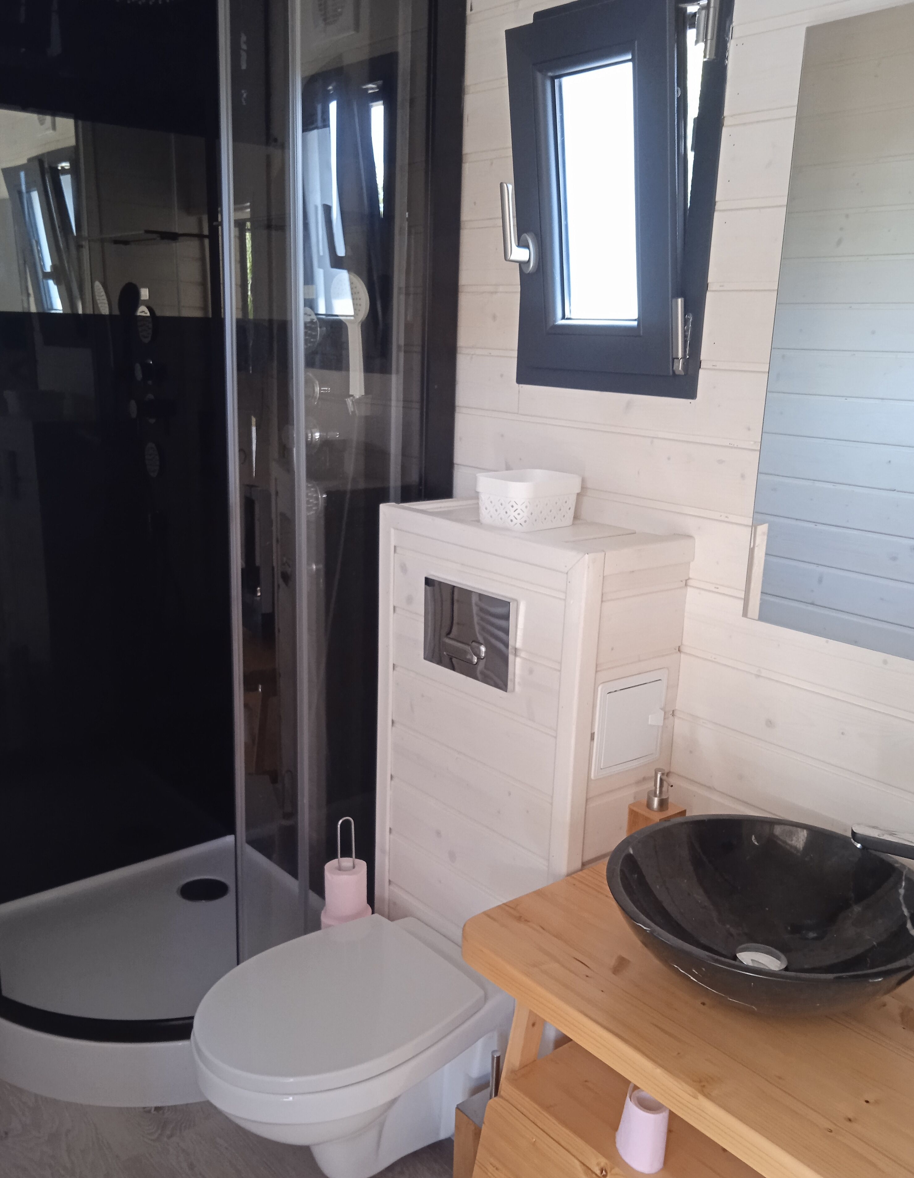 Comfort studio, 1 queensize bed, keuken, uitzicht op tuin | Badkamer | Handdoeken, zeep, toiletpapier