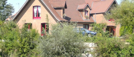 Vista frontal de la propiedad