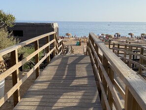 Plage, chaises longues, serviettes de plage