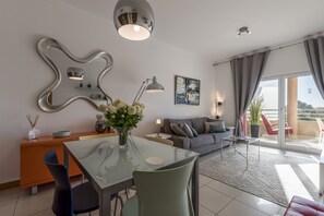 TV connectée, lecteur de DVD, livres, chaîne hi-fi