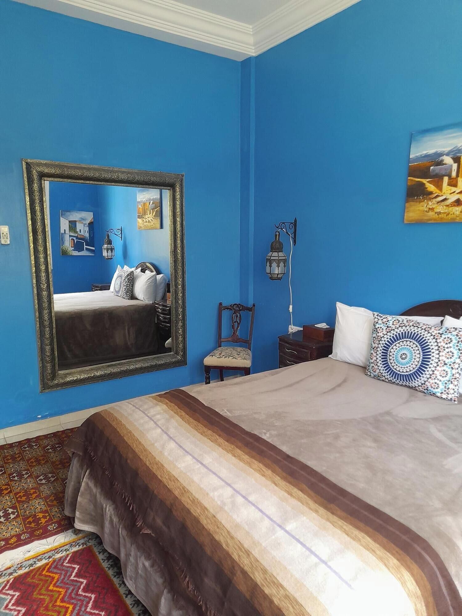 غرفة مزدوجة | ستائر تعتيم وتجهيزات عازلة للصوت ومكواة/لوح كي وواي فاي مجانًا