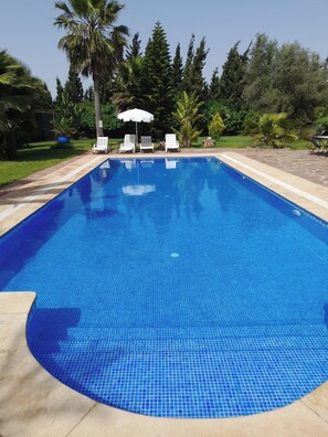 Piscine extérieure, accès possible de 6 h à 22 h, chaises longues