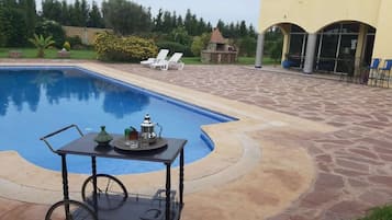 Piscina externa, funciona das 6h às 22h, espreguiçadeiras