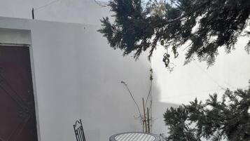 Chambre avec lits jumeaux, cÎté cour intérieure | Terrasse/Patio