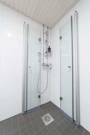 Studio, balcon | Douche de la salle de bain