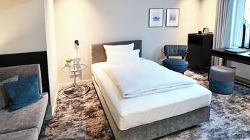 Habitación individual superior | Caja fuerte, escritorio, tabla de planchar con plancha y cunas gratuitas