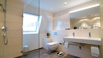 Kostenlose Toilettenartikel, Haartrockner, Handtücher