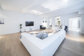 Lägenhet | Vardagsrum | 50-tums smart-tv med digitalkanaler och tv