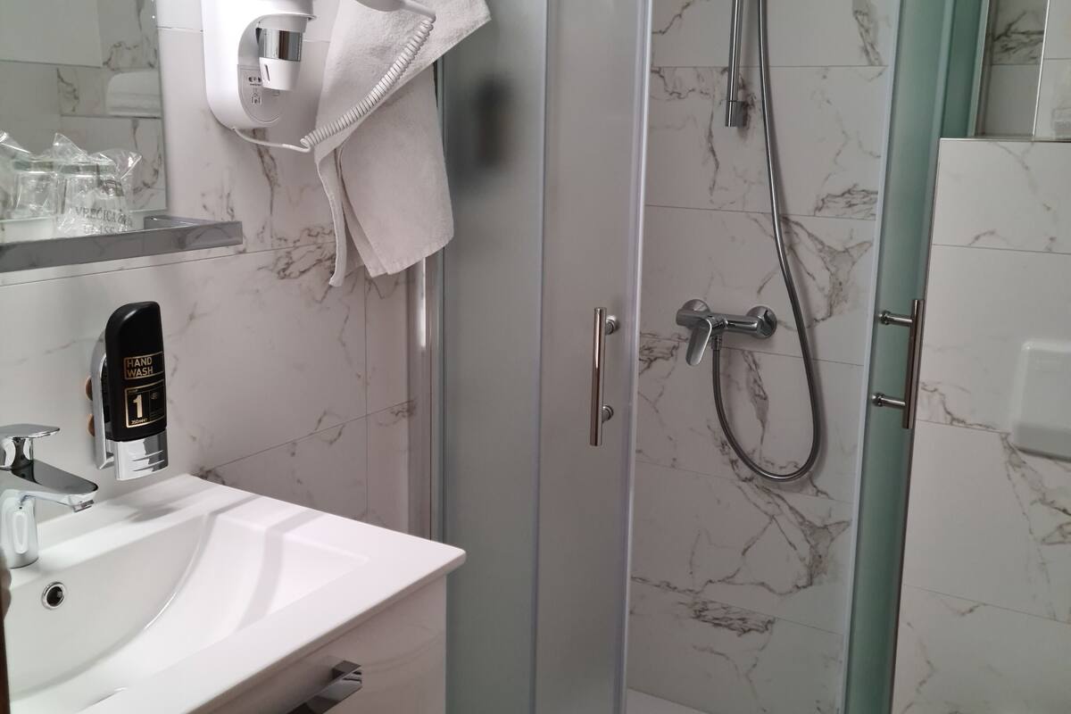 basic double or twin room | bathroom | shower, free toiletries, hair dryer, towels