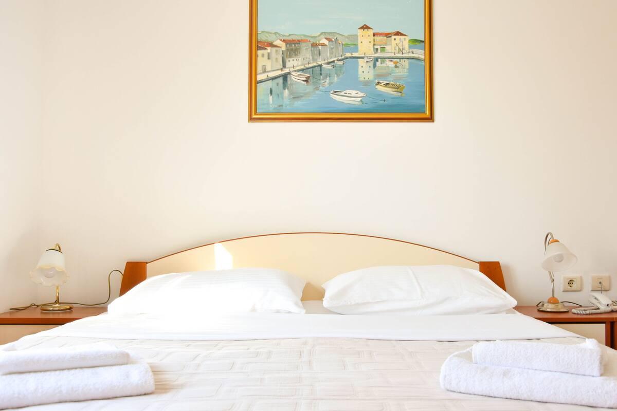 basic double or twin room | 1 bedroom, desk, free cots/infant beds, free wifi