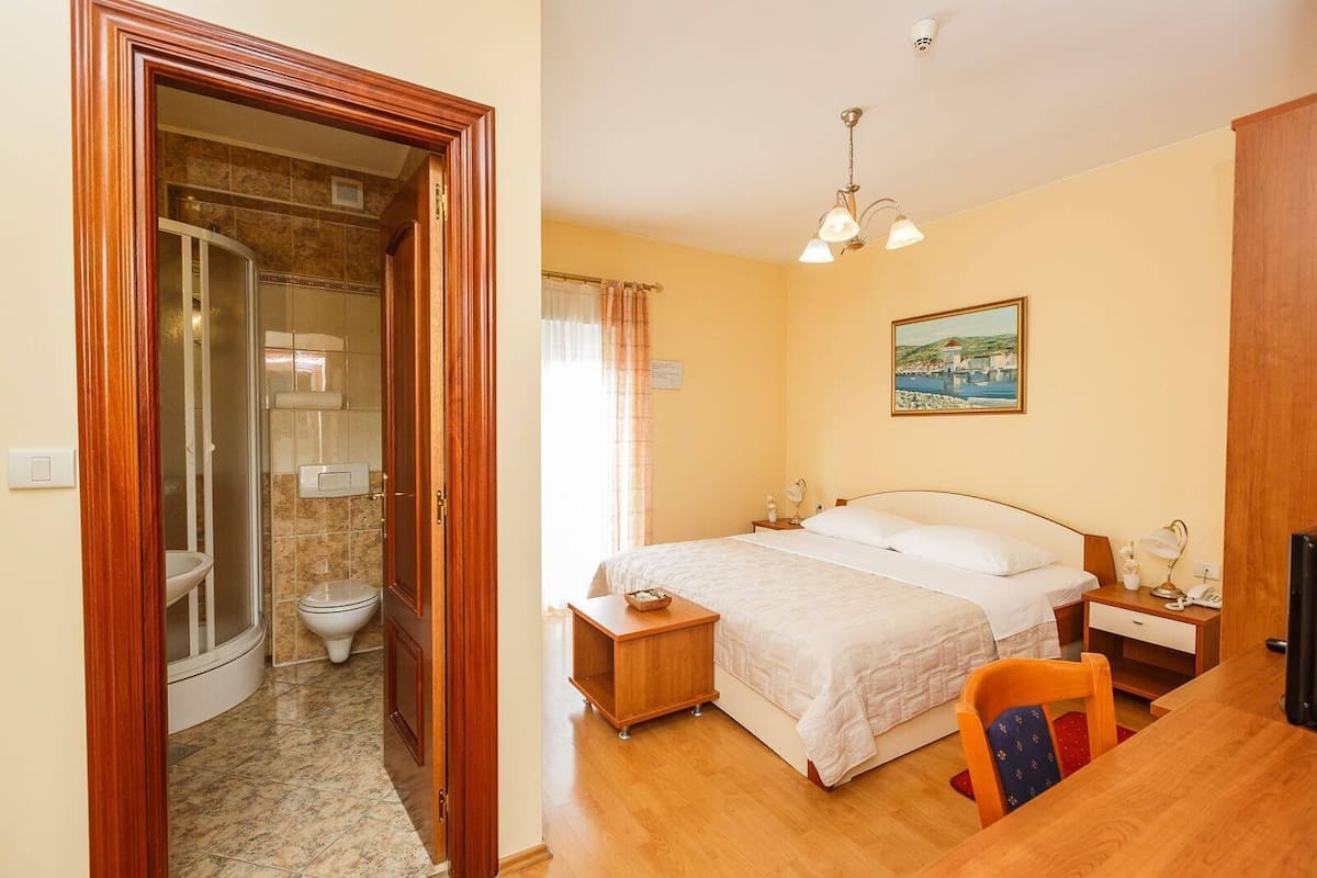 basic double or twin room | 1 bedroom, desk, free cots/infant beds, free wifi