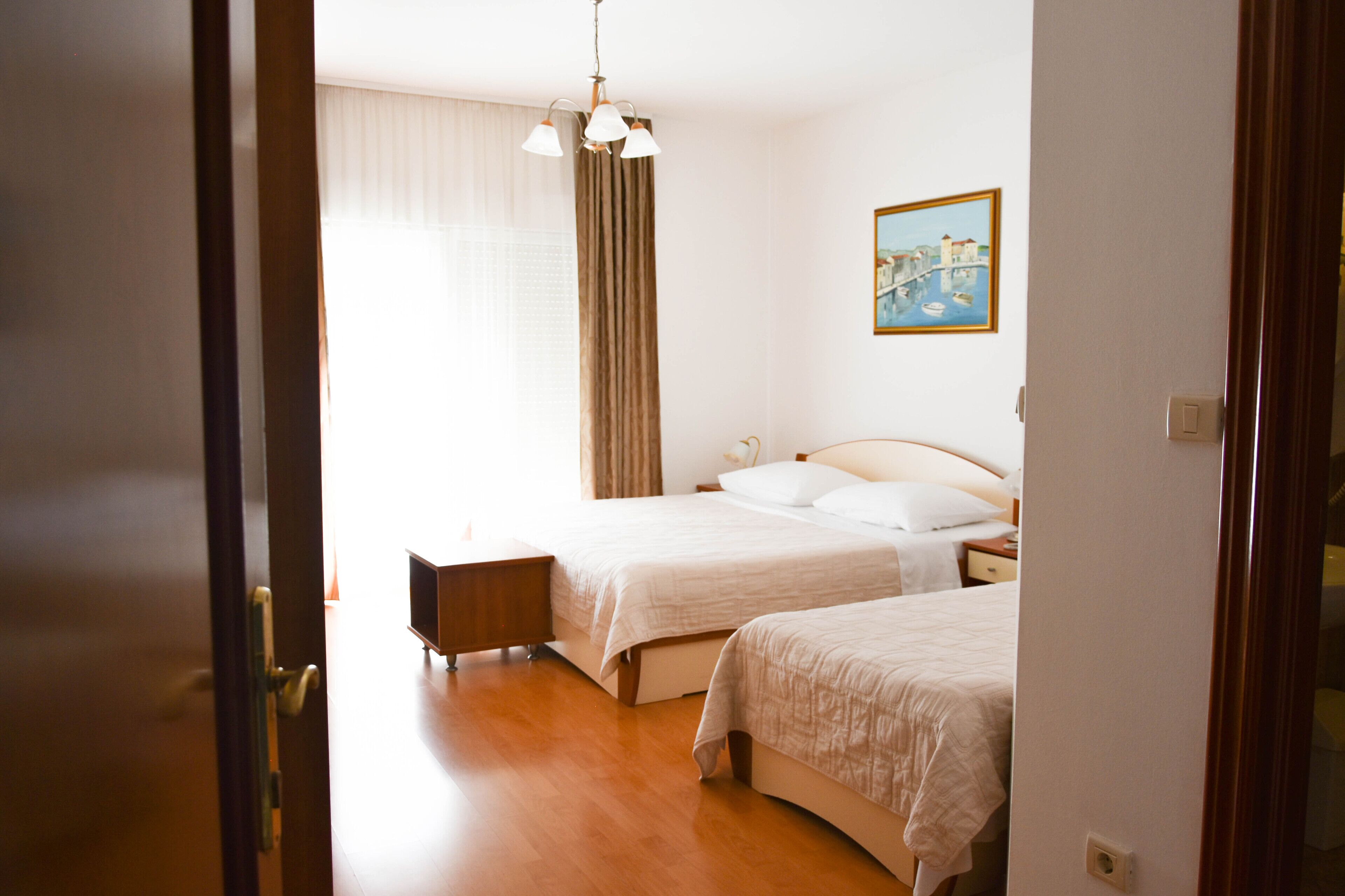 basic triple room | 1 bedroom, desk, free cots/infant beds, free wifi