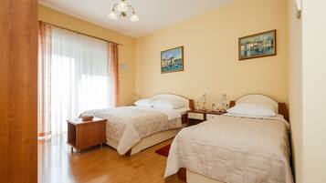 Habitación básica con 1 cama doble o 2 individuales | Escritorio, wifi gratis, ropa de cama