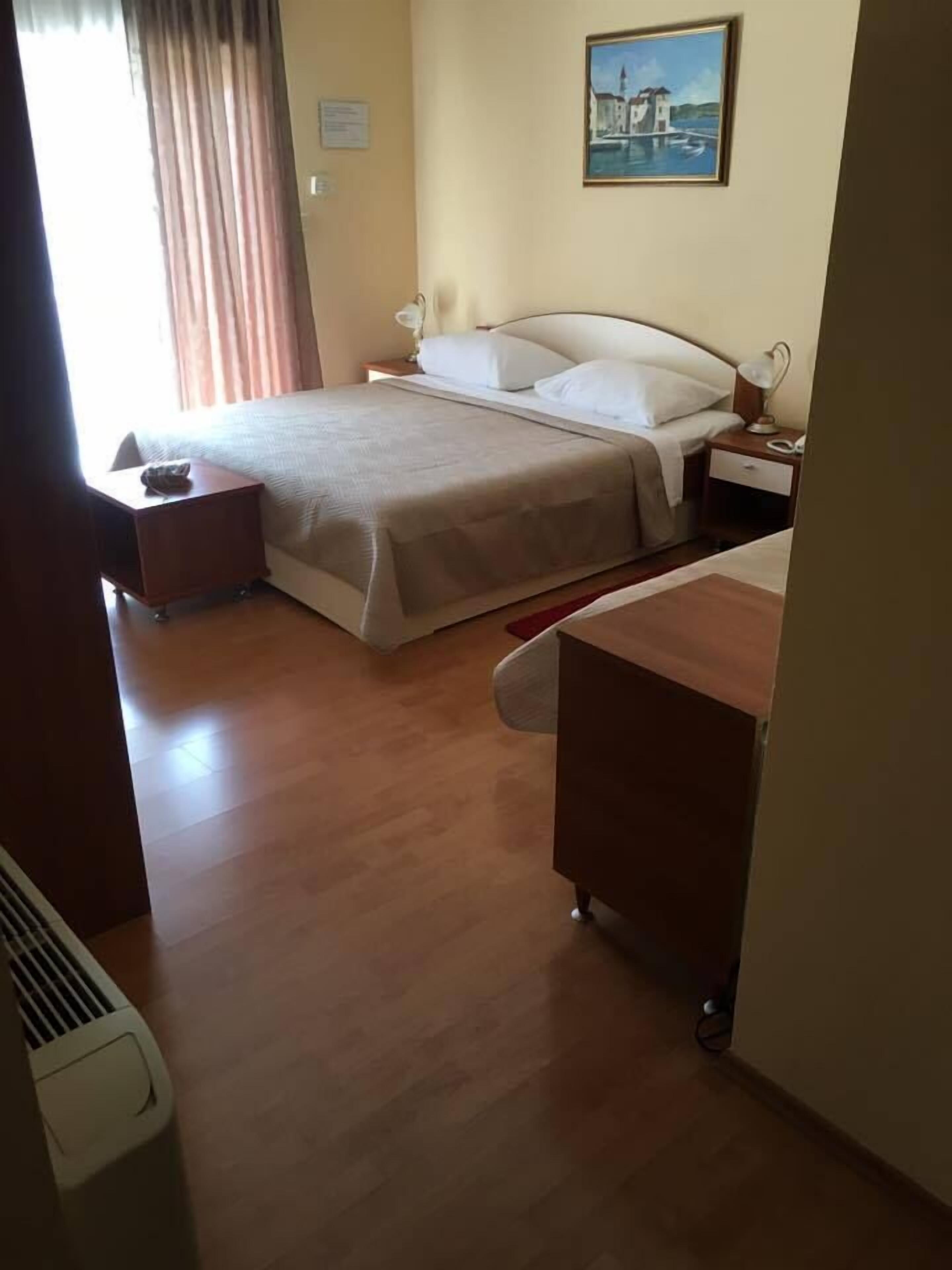 basic triple room | 1 bedroom, desk, free cots/infant beds, free wifi