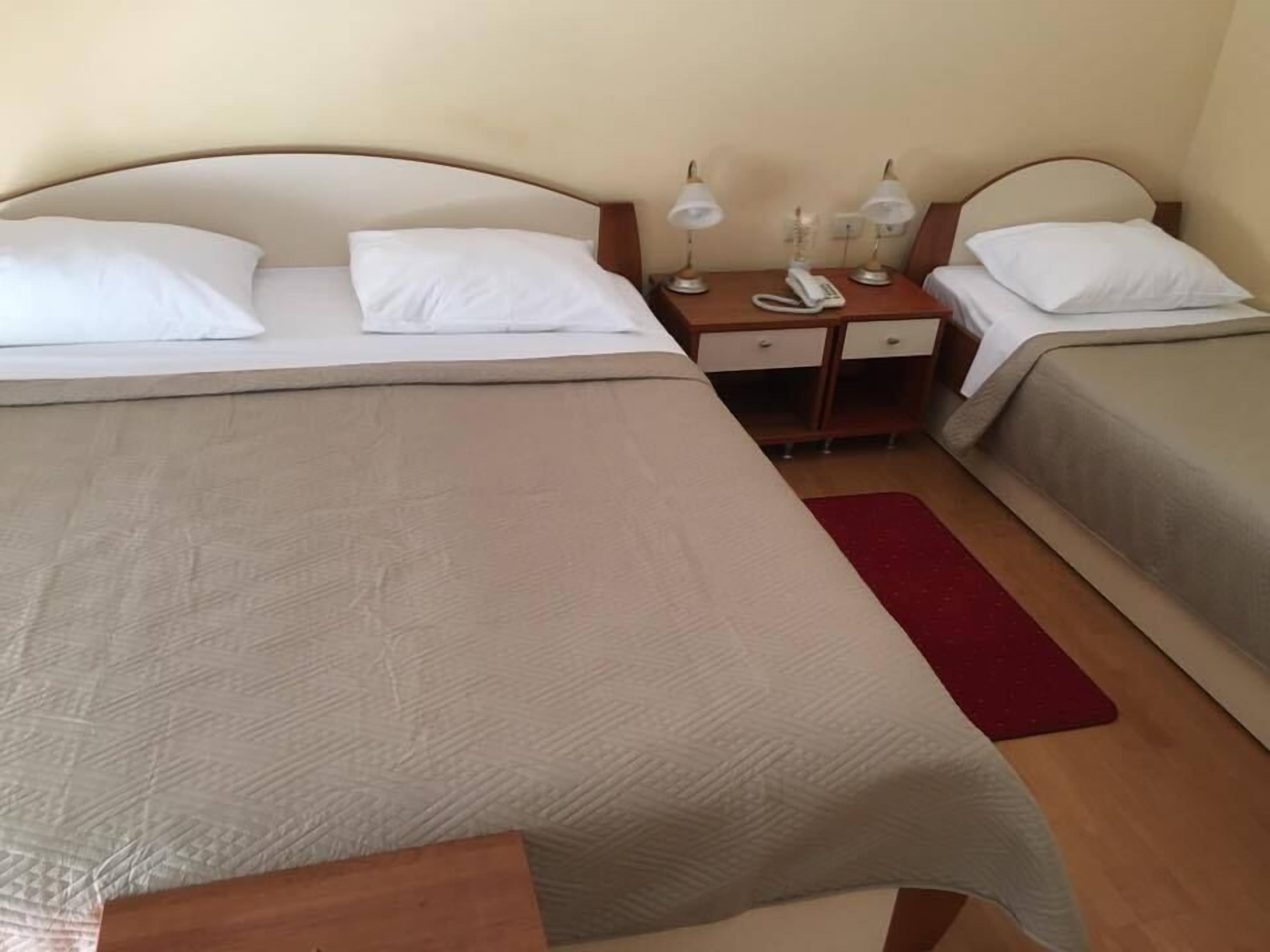 basic triple room | 1 bedroom, desk, free cots/infant beds, free wifi