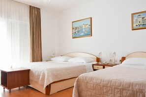 Quarto triplo básico | Escrivaninha, Wi-Fi de cortesia, roupa de cama
