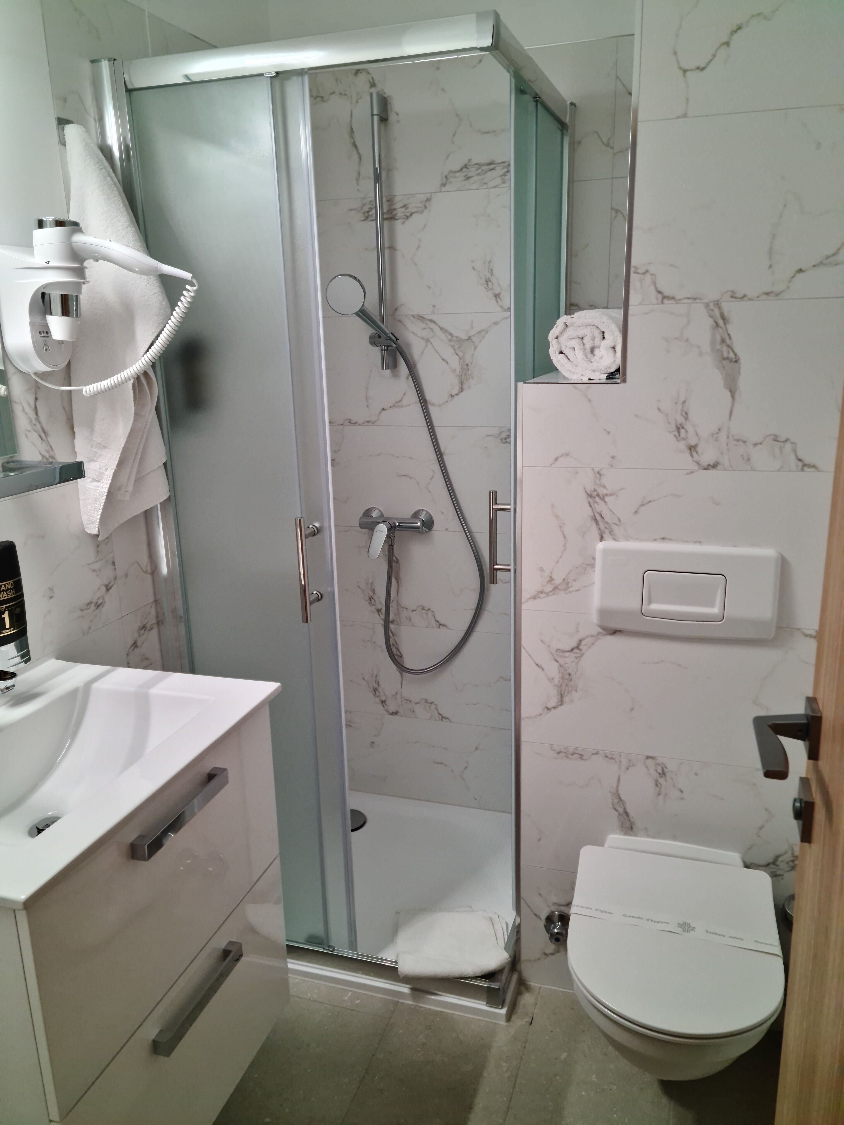 shower, free toiletries, hair dryer, towels