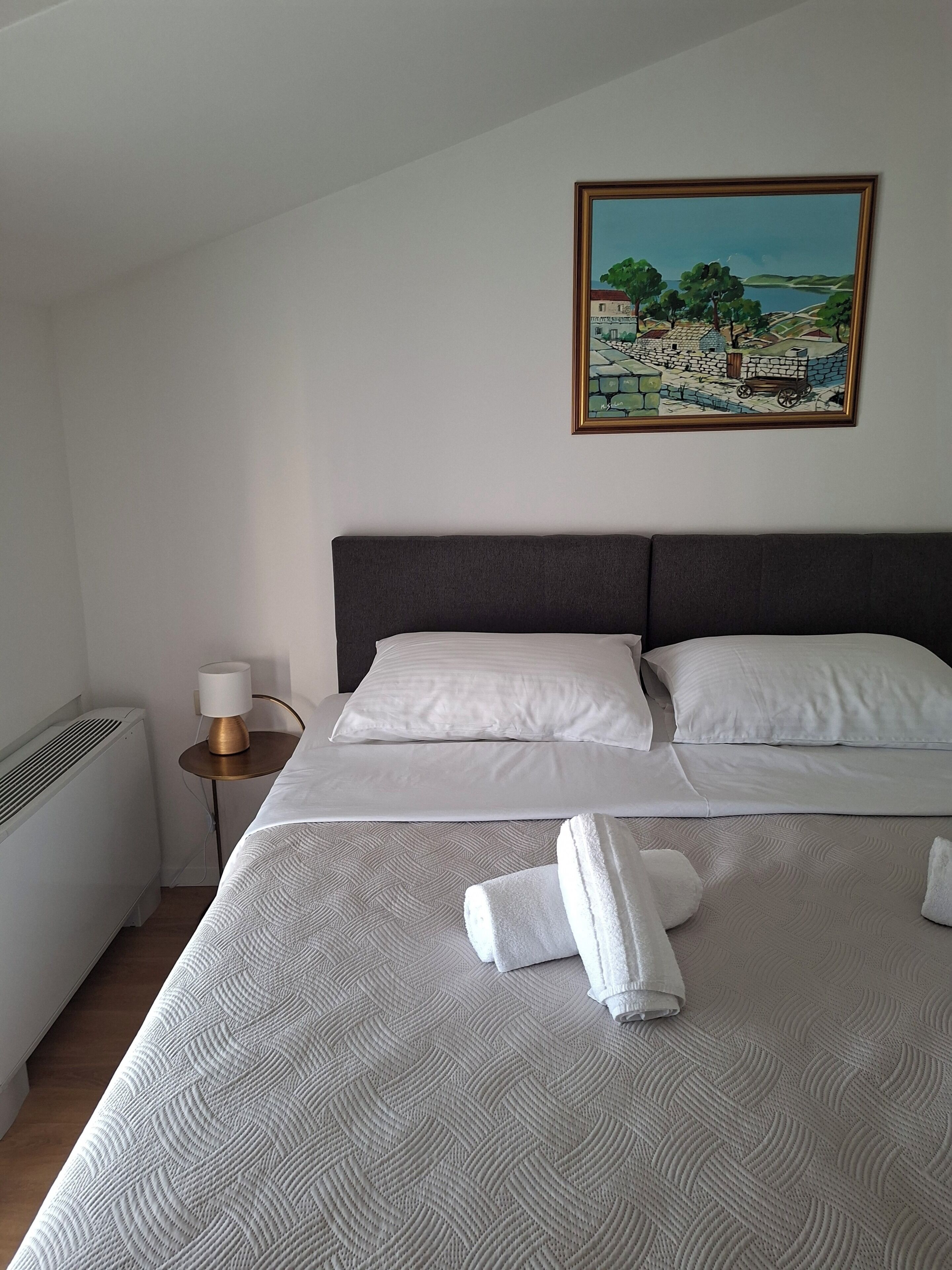 Basic-Doppel- oder -Zweibettzimmer | Schreibtisch, kostenloses WLAN, Bettwäsche