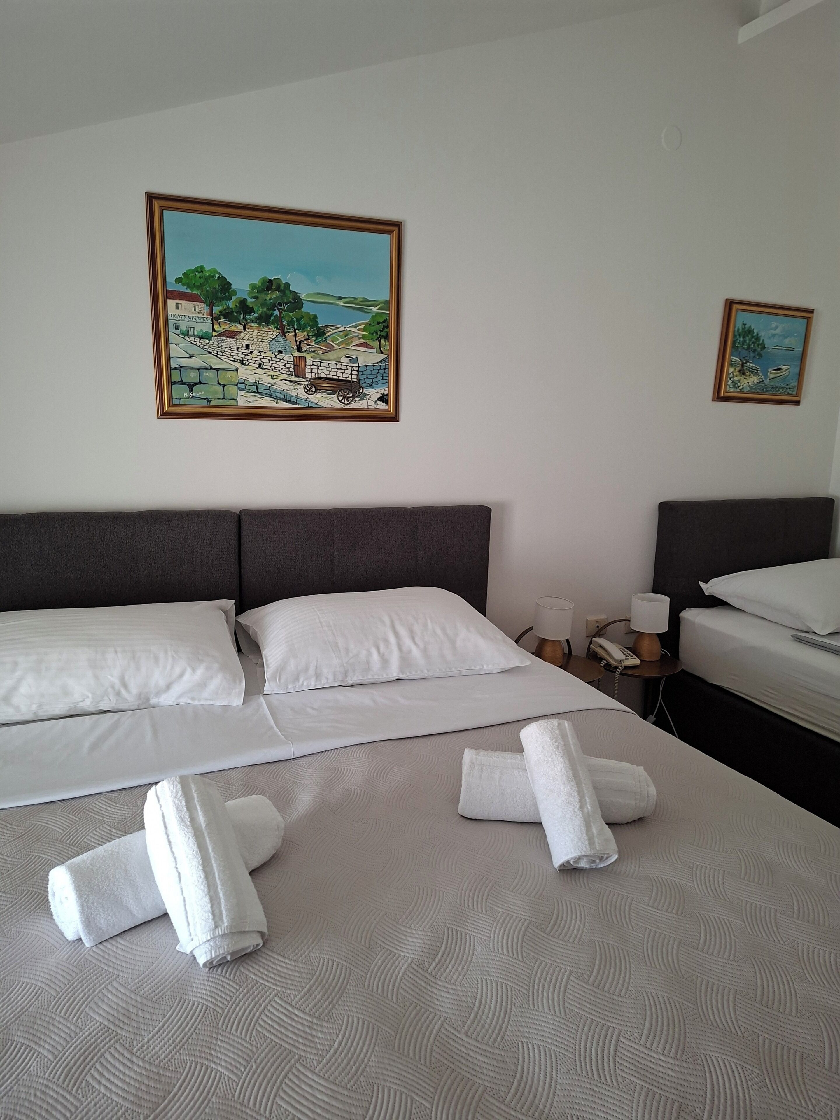 Basic Triple Room | Desk, free WiFi, bed sheets