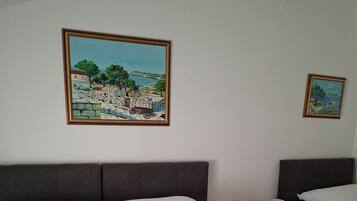 Basic Triple Room | Desk, free WiFi, bed sheets