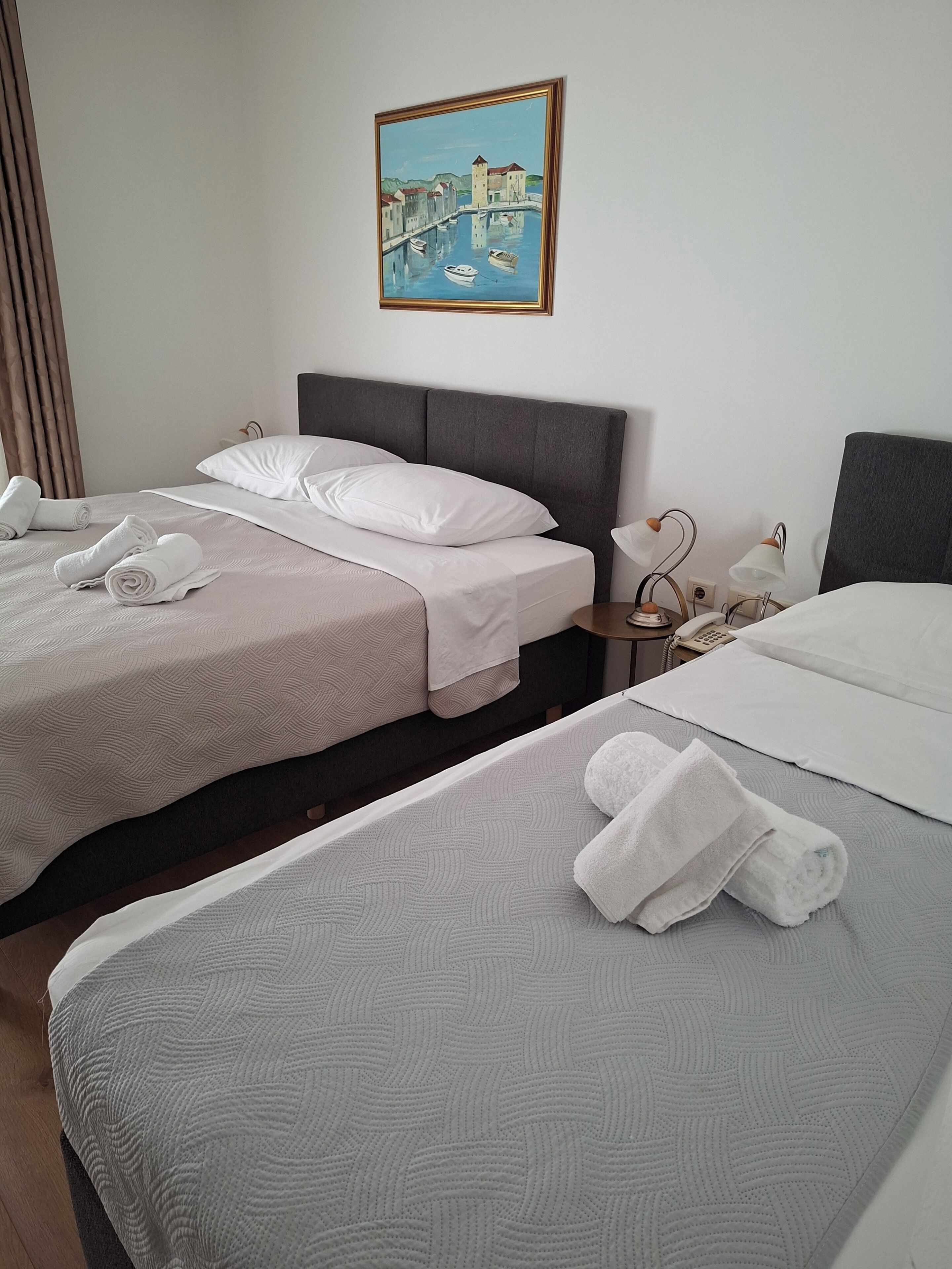 Basic-Dreibettzimmer | Schreibtisch, kostenloses WLAN, Bettwäsche