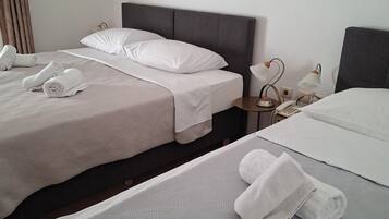 Tripla Basic | Una scrivania, Wi-Fi gratuito, lenzuola