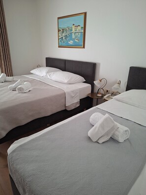 Basic Triple Room | Desk, free WiFi, bed sheets - Hotel Adria (Kastela)
