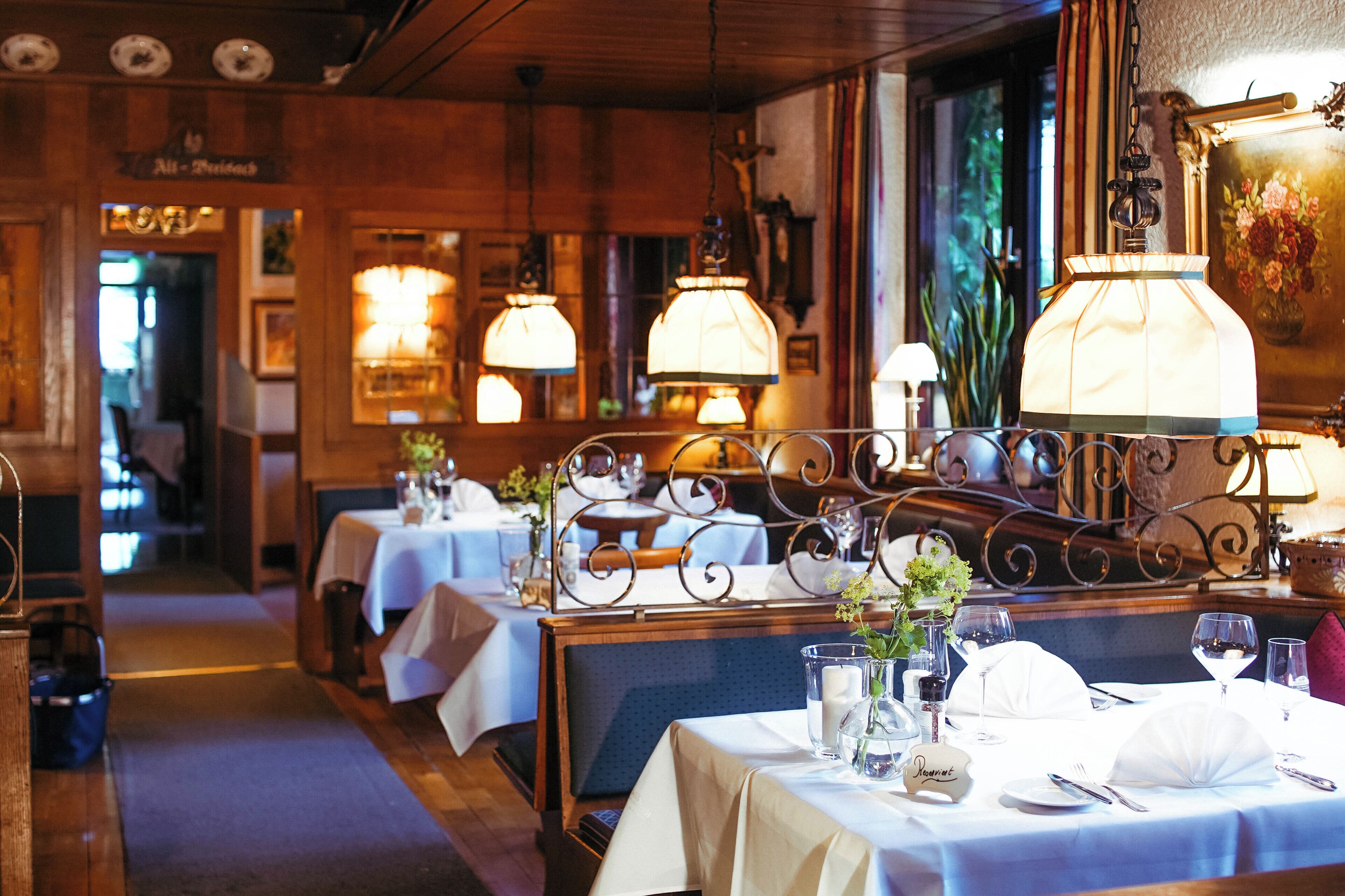 Se sirven desayunos, almuerzos y cenas; cocina alemana