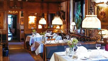 Se sirven desayunos, almuerzos y cenas; cocina alemana