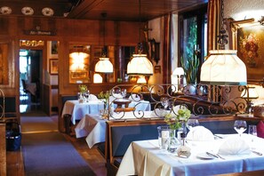 Déjeuner, dîner et souper servis sur place; cuisine allemande 