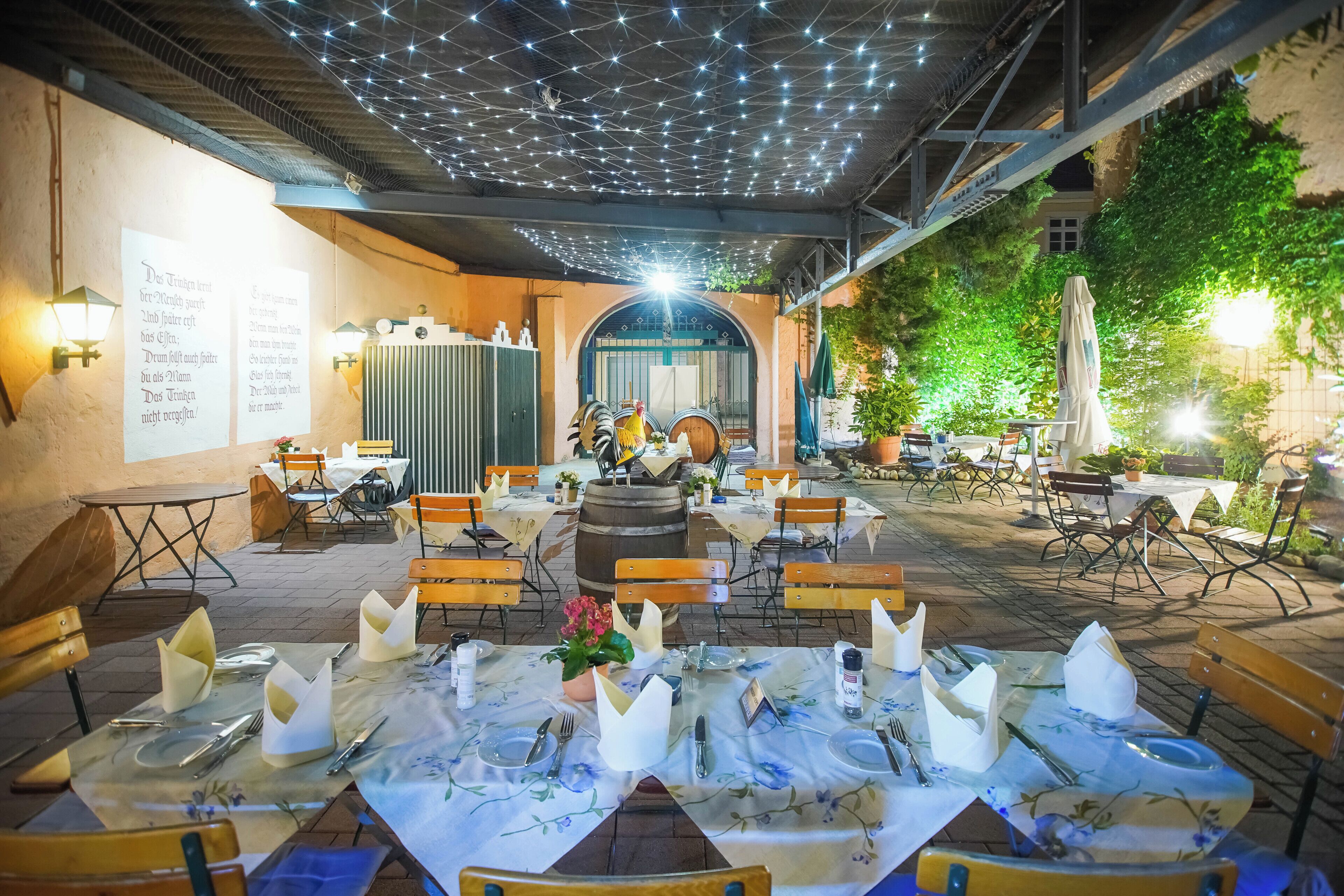 Se sirven desayunos, almuerzos y cenas; cocina alemana