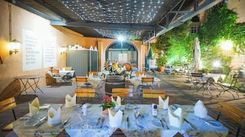 Se sirven desayunos, almuerzos y cenas; cocina alemana