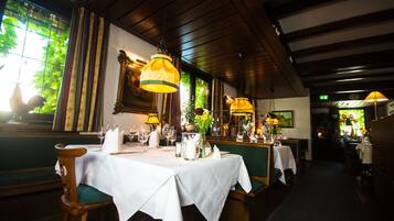 Breakfast, lunch, dinner served; German cuisine