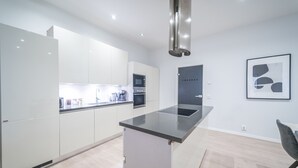 Apartemen, 2 kamar tidur, sauna | Dapur pribadi | Mesin pembuat kopi/teh, lemari es besar, microwave, dan oven