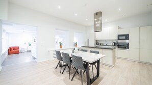 Apartemen, 2 kamar tidur, sauna | Dapur pribadi | Mesin pembuat kopi/teh, lemari es besar, microwave, dan oven