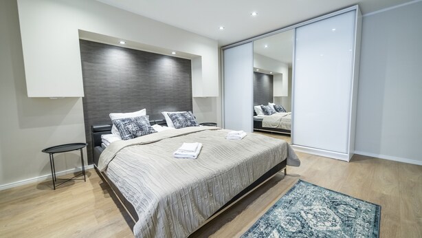 Apartemen, 2 kamar tidur, sauna | Tirai kedap cahaya, setrika/meja setrika, dan tempat tidur bayi gratis