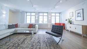 Apartemen, 2 kamar tidur, sauna | Ruang keluarga | Smart TV 50-inci dengan saluran TV digital dan TV