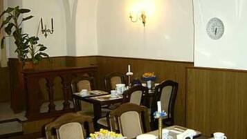 Inbegriffenes Frühstücksbuffet am Wochenende