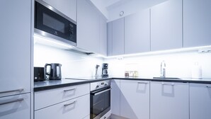 Studio | Private kitchen | Coffee/tea maker, fridge, microwave, oven - HVC Apartments Töölönkatu 11 (Helsinki)