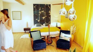 Individually decorated, individually furnished, laptop workspace - Maison du Figuier (Lancie)