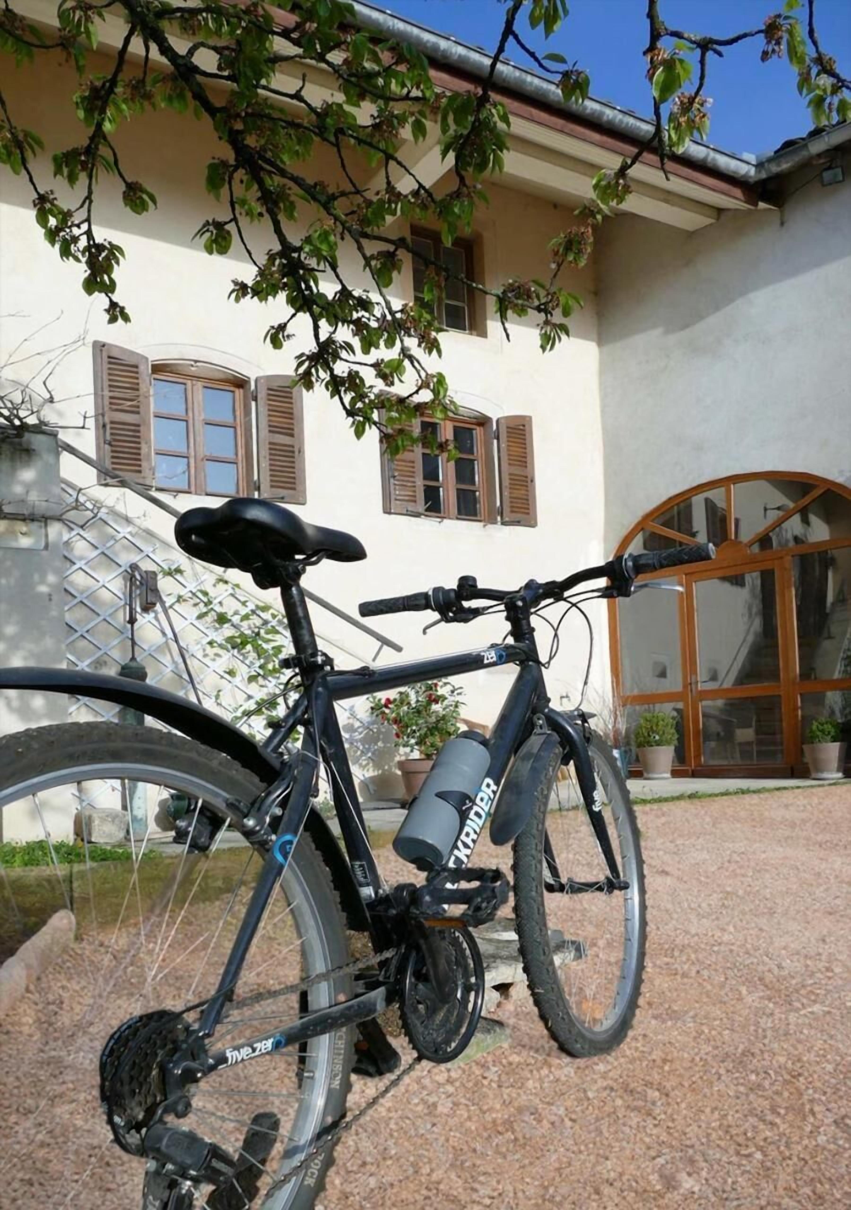 Una bicicleta aparcada davant d'un edifici amb una finestra gran i una porta.
